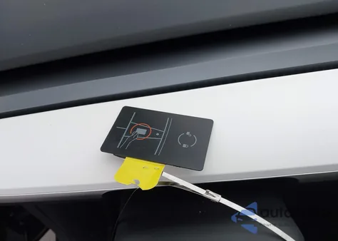 2024 Tesla Model Y Long Range Dual Motor All-Wheel Drive z USA, uszkodzony, nr VIN 7SAYGDEE9RA265508